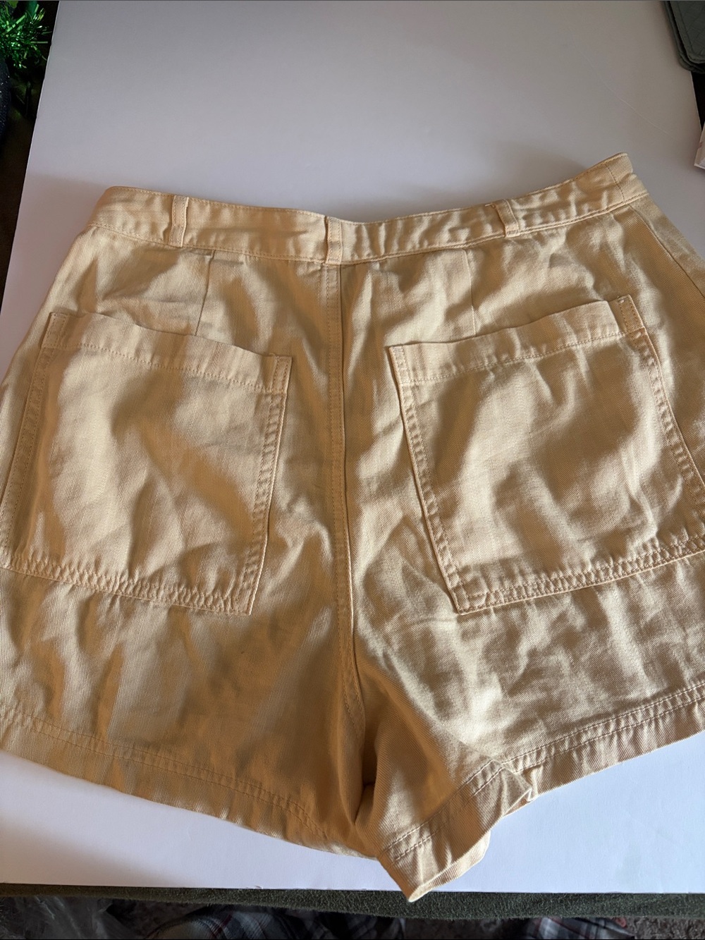 Universal Thread Women’s High-Rise Cargo Shorts in Light Tan - Picture 2 of 3